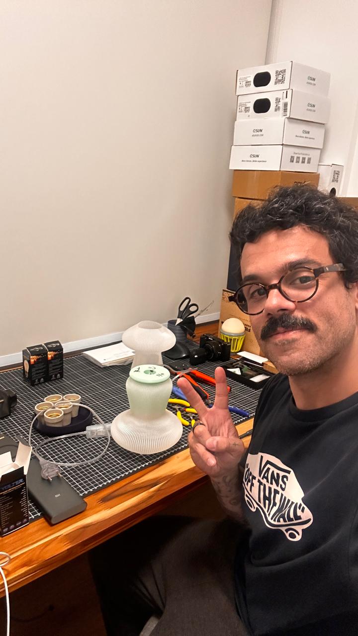 Diego no estúdio criando luminárias 3D